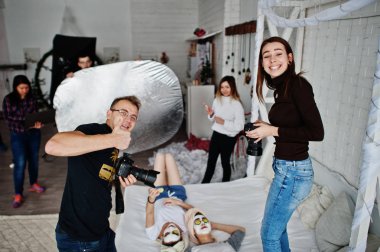 Takım fotoğrafçı, tasarımcılar ve modelleri şeyler photosession Tarih, proffesionals, ana sınıfı, süren iş.