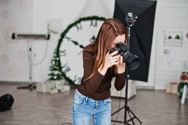 Jong Meisje Fotograaf Schieten Studio Professionele Fotograaf Werk — Stockfoto