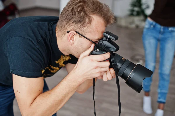 Fotógrafo Homens Filmar Estúdio Fotógrafo Profissional Trabalho — Fotografia de Stock