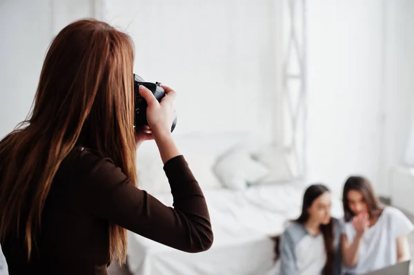 Cerca Espalda Joven Fotógrafa Fotos Estudio Dos Chicas Que Están — Foto de Stock