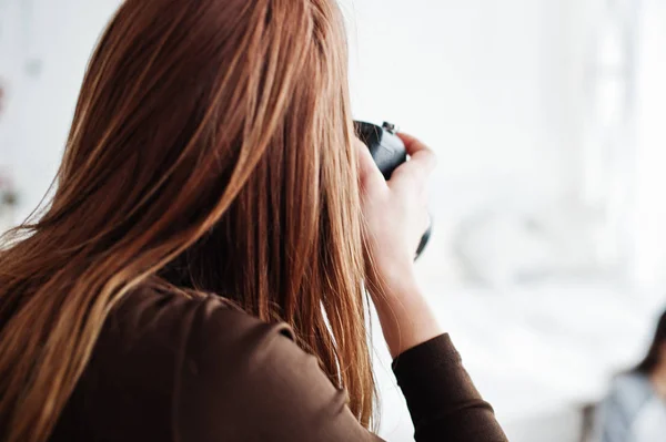 Cerca Espalda Joven Fotógrafa Fotografiando Estudio Fotógrafo Profesional Trabajo — Foto de Stock