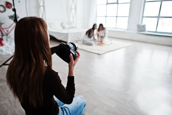Cerca Espalda Joven Fotógrafa Rodaje Estudio Dos Chicas Fotógrafo Profesional — Foto de Stock