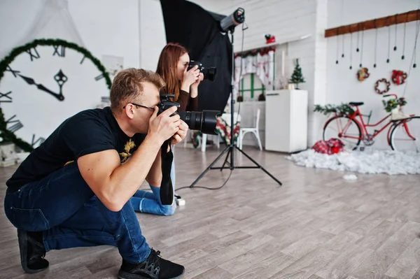 Equipo Dos Fotógrafos Disparando Estudio Fotógrafo Profesional Trabajo — Foto de Stock