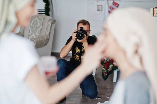 Hombre Fotógrafo Disparando Estudio Dos Chicas Mientras Hacen Sus Propias — Foto de Stock
