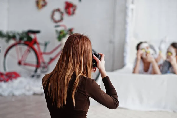 Cerca Espalda Joven Fotógrafa Disparando Estudio Dos Chicas Mientras Hacen — Foto de Stock
