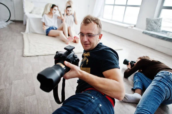 Equipo Dos Fotógrafos Disparando Chicas Gemelas Estudio Mientras Hacen Sus — Foto de Stock