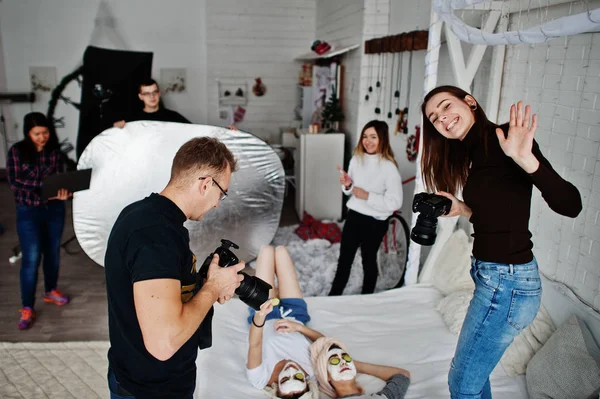 Proceso Trabajo Fotógrafo Equipo Diseñadores Modelos Cosas Fotosesión Clase Magistral —  Fotos de Stock