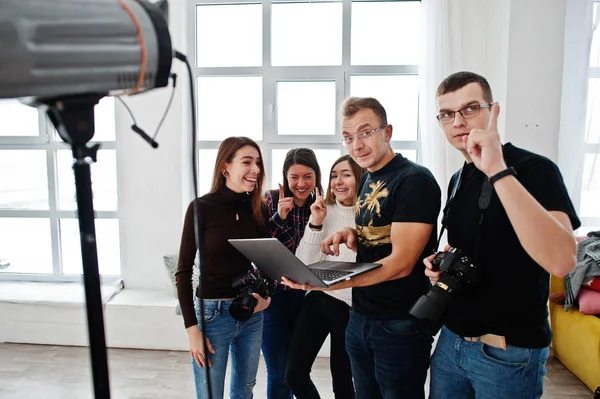 Photographer Explaining Shot His Team Studio Looking Laptop Talking His — Stock Photo, Image