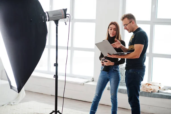 Fotógrafo Explicando Acerca Toma Asistente Estudio Mirando Portátil Trabajo Equipo —  Fotos de Stock