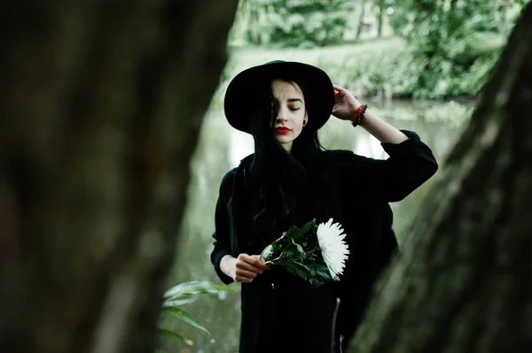 Şehvetli Kız Tüm Siyah Kırmızı Dudakları Şapka Goth Dramatik Kadın — Stok fotoğraf