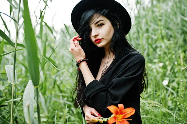 Chica Sensual Todo Negro Labios Rojos Sombrero Mujer Dramática Gótica — Foto de Stock