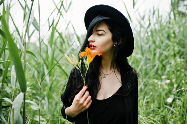 Sensuelle Fille Tout Noir Lèvres Rouges Chapeau Goth Femme Dramatique — Photo
