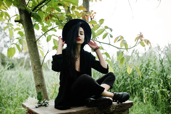 Şehvetli Kız Tüm Siyah Kırmızı Dudakları Şapka Goth Dramatik Kadın — Stok fotoğraf
