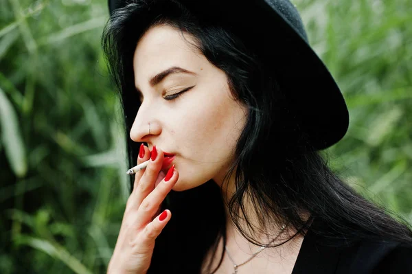 Chica Fumadora Sensual Todo Negro Labios Rojos Sombrero Mujer Dramática — Foto de Stock