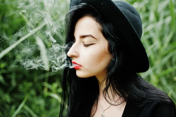 Chica Fumadora Sensual Todo Negro Labios Rojos Sombrero Mujer Dramática — Foto de Stock