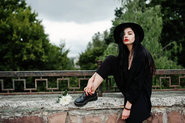 Chica Sensual Todo Negro Labios Rojos Sombrero Mujer Dramática Gótica — Foto de Stock