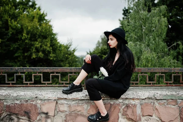 Menina Sensual Tudo Preto Lábios Vermelhos Chapéu Goth Mulher Dramática — Fotografia de Stock