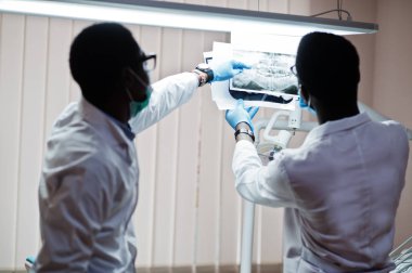  Diş hekimi ofis ve Doktor pratik kavramı. Diş Hekimliği diş röntgen işaret tıbbi profesyonel Afro-Amerikan doktora.