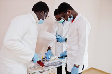 Üç Afro-Amerikan erkek doktorlar meslektaşları Kliniği. 