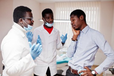 Her şeyi elimizden geleni yaptık, sen-si olmak bir şans yok. Afro-Amerikan erkek doktor hastaya cümle konuşuyor. 