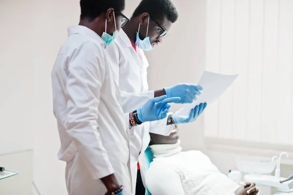 Hombre Afroamericano Paciente Silla Dental Consultorio Dentistas Concepto Práctica Médica — Foto de Stock