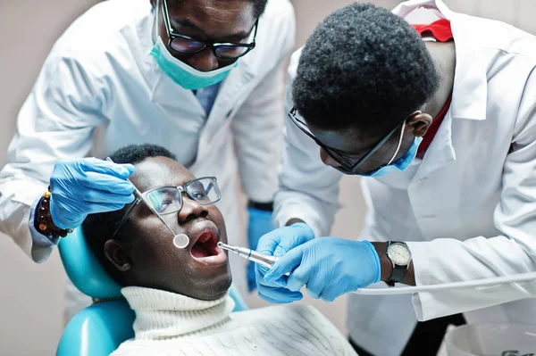 Afro Amerikan Erkek Hastada Diş Sandalye Diş Hekimi Ofis Doktor — Stok fotoğraf