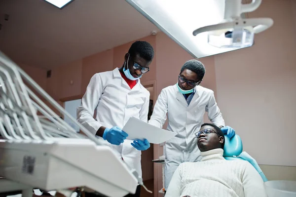 Hombre Afroamericano Paciente Silla Dental Consultorio Dentistas Concepto Práctica Médica — Foto de Stock