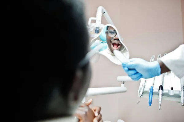 Paciente Afro Americano Cadeira Dentária Conceito Consultório Odontológico Prática Médica — Fotografia de Stock