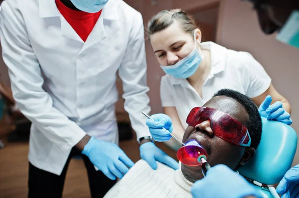 Equipa Médicos Dentistas Multirraciais Paciente Afro Americano Com Óculos Proteção — Fotografia de Stock