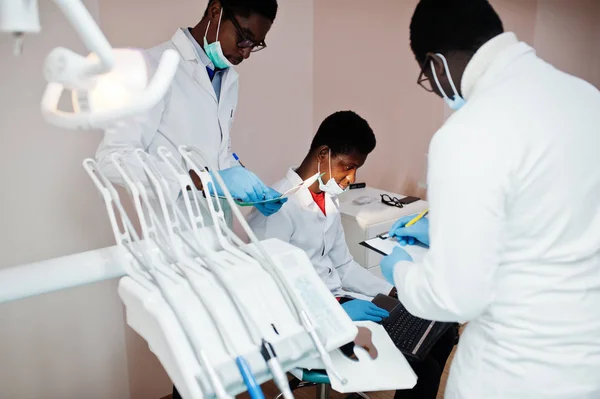 Tres Médicos Afroamericanos Trabajando Con Laptop Discutiendo Con Colegas Clínica — Foto de Stock