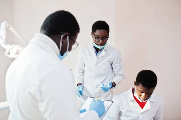 Tres Médicos Afroamericanos Trabajando Discutiendo Con Colegas Clínica — Foto de Stock