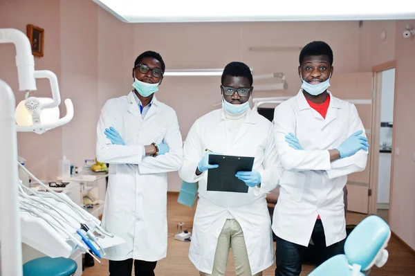 Tres Médicos Afroamericanos Trabajando Posando Con Colegas Clínica Dental — Foto de Stock