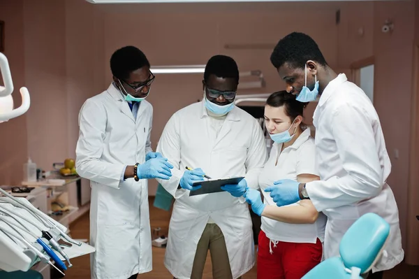 Equipo Médicos Dentistas Multirraciales Tres Médicos Afroamericanos Con Una Doctora — Foto de Stock