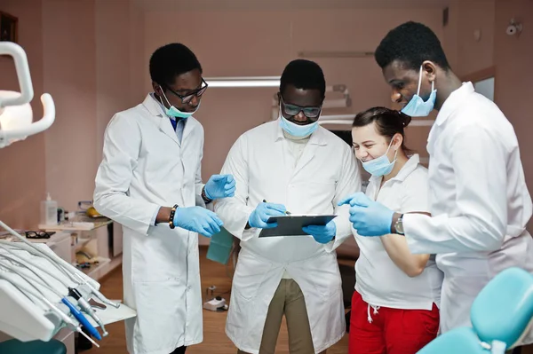 Equipo Médicos Dentistas Multirraciales Tres Médicos Afroamericanos Con Una Doctora — Foto de Stock