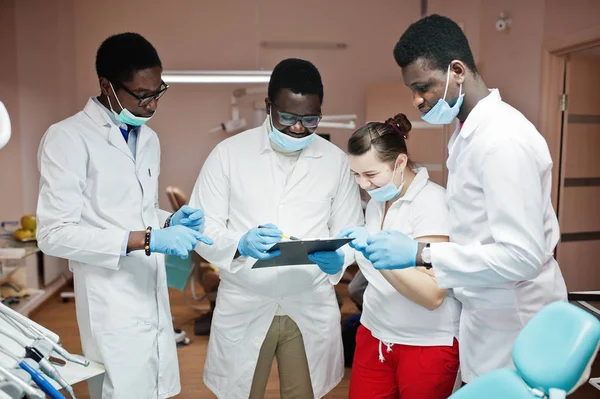 Equipo Médicos Dentistas Multirraciales Tres Médicos Afroamericanos Con Una Doctora — Foto de Stock