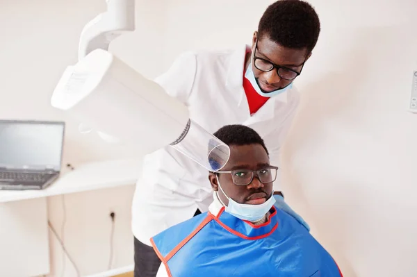 Médicos Varones Afroamericanos Uniforme Profesional Tomando Rayos Paciente — Foto de Stock