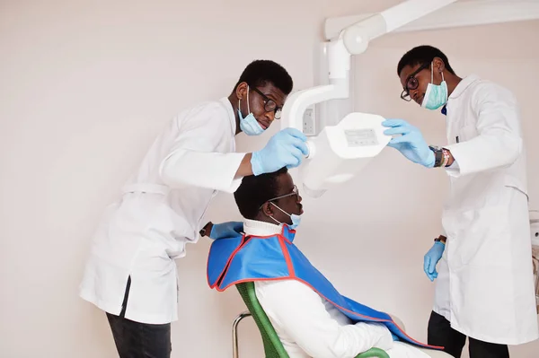 Médicos Varones Afroamericanos Uniforme Profesional Tomando Rayos Paciente — Foto de Stock