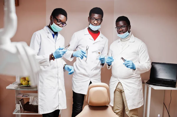 Tres Médicos Afroamericanos Colegas Con Herramientas Mano Clínica — Foto de Stock