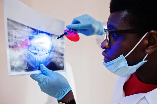 Consultorio Dentistas Concepto Práctica Médica Cerrar Manos Médico Afroamericano Profesional — Foto de Stock