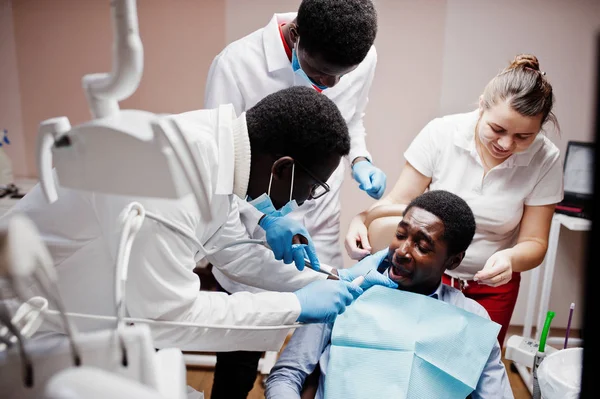 Equipo Médicos Dentistas Multirraciales Paciente Afroamericano Preparándose Para Cirugía Rostro — Foto de Stock