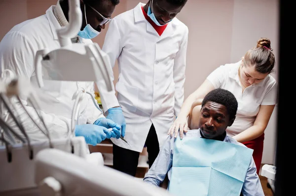 Equipo Médicos Dentistas Multirraciales Hombre Afroamericano Paciente Preparándose Para Cirugía — Foto de Stock