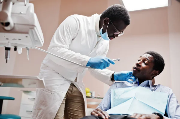 Hombre Afroamericano Paciente Silla Dental Consultorio Dentistas Concepto Práctica Médica — Foto de Stock