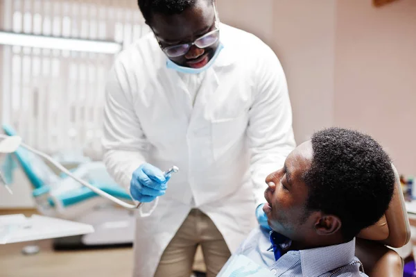 Hombre Afroamericano Paciente Silla Dental Consultorio Dentistas Concepto Práctica Médica — Foto de Stock