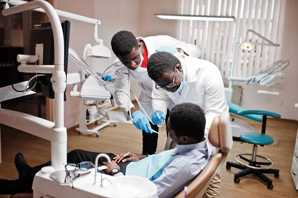 Afro Amerykanin Pacjenta Fotel Dentystyczny Dentysta Office Lekarza Praktyka Koncepcja — Zdjęcie stockowe