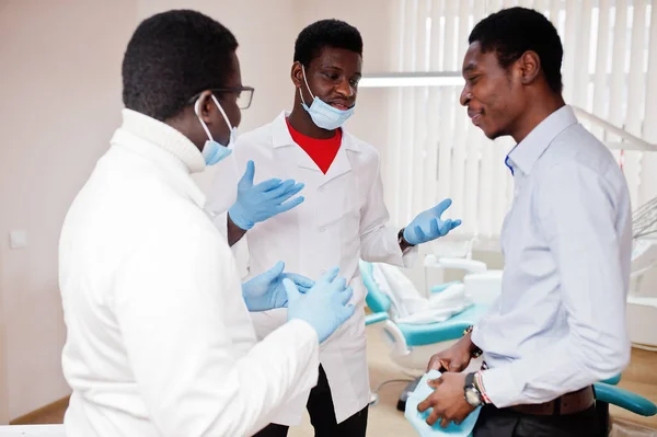 Médico Afroamericano Hablando Sentencia Paciente — Foto de Stock