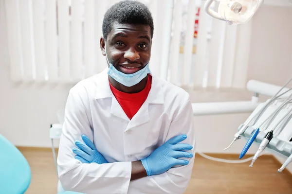 Médico Afroamericano Máscara Con Brazos Cruzados Sentado Silla Dentista Clínica — Foto de Stock