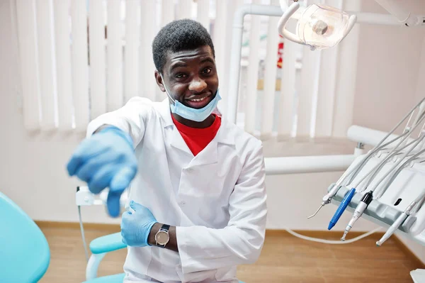 Tratar Nuestra Clínica Ser Nuestro Paciente Feliz Médico Afroamericano Máscara — Foto de Stock