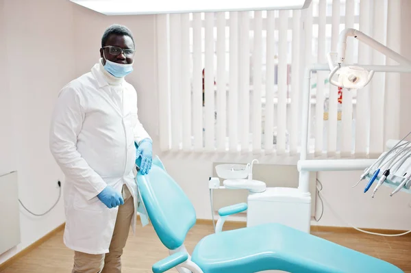 Médecin Afro Américain Lunettes Masque Debout Près Chaise Dentiste Dans — Photo