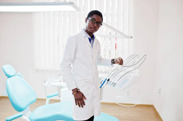 Médico Afroamericano Gafas Pie Cerca Silla Del Dentista Clínica Dental — Foto de Stock