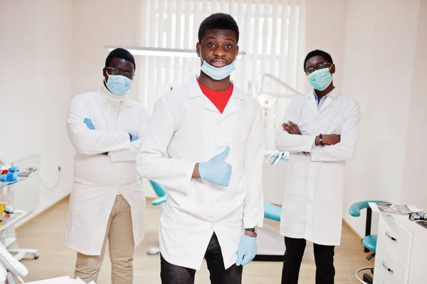 Tres Afroamericanos Con Brazos Cruzados Clínica Dental Muestra Pulgar Hacia — Foto de Stock